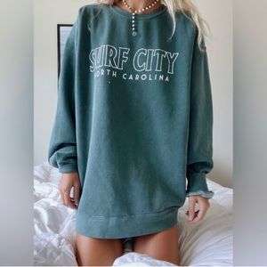 MEDIUM crewneck. Surf City North Carolina.
BARELY WORN